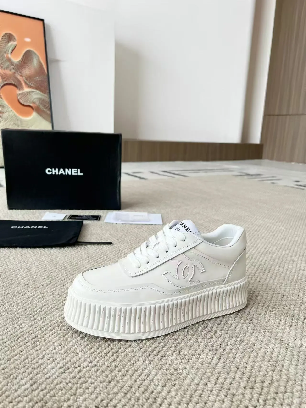 👟👟Ex-factory price 520👟👟 Thick-soled Chanel Chanel 24SF latest model full leather panda color white shoes casual sports shoes skateboard shoes original purchase and development production Xiaoxiang C Home Another super popular item in the counter, loved by Internet celebrity bloggers and sisters, and various praises on social platforms. It is extremely popular, has a high texture, is breathable and super spring and summer. Seeing this issue always arouses the inner desire of girls for fashion. The latest suede material, classic black and white color, full of fashionable feeling on the feet and easy to care for. Fabric: Original customized imported cowhide material. Lining: Customized soft sheepskin lining. Sole: Original molded TPU non-slip outsole. Bottom thickness: 4CM. Size: Women's size 35-40 (custom-made sizes 40 are non-refundable)